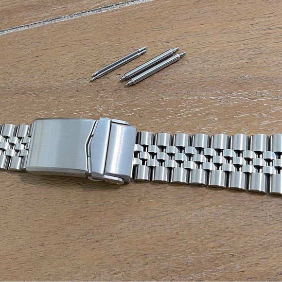 StrapCode SKX Stainless Steel Jubilee Bracelet - Picture 6 of 9